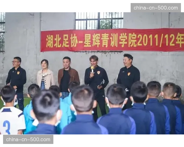 “定位球训练营兴起：西班牙青训学院加大专项投入，聘请退役球员担任教练”